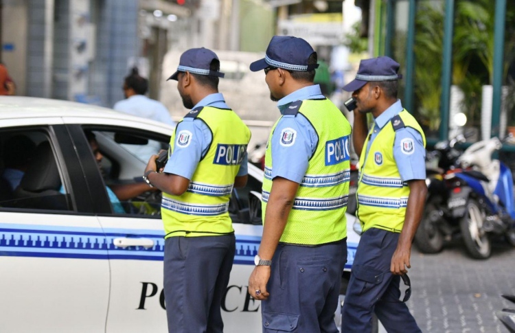ދެބެންގެ މެދުގައި ހިނގި ހަމަނުޖެހުން މާރާމާރީއަކަށް؛ ޒަޚަމްވެގެން އެކަކަށް ފަރުވާ ދެނީ، އަނެކަކު ހައްޔަރަށް