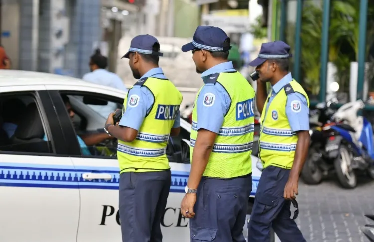ދެބެންގެ މެދުގައި ހިނގި ހަމަނުޖެހުން މާރާމާރީއަކަށް؛ ޒަޚަމްވެގެން އެކަކަށް ފަރުވާ ދެނީ، އަނެކަކު ހައްޔަރަށް