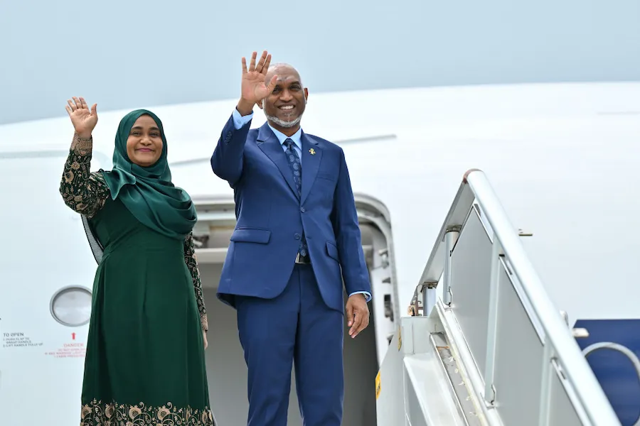 ނުރަސްމީ ދަތުރުފުޅެއްގައި ރައީސްގެ ދެކަނބަލުން ސިންގަޕޫރަށް ފުރާވަޑައިގެންފި