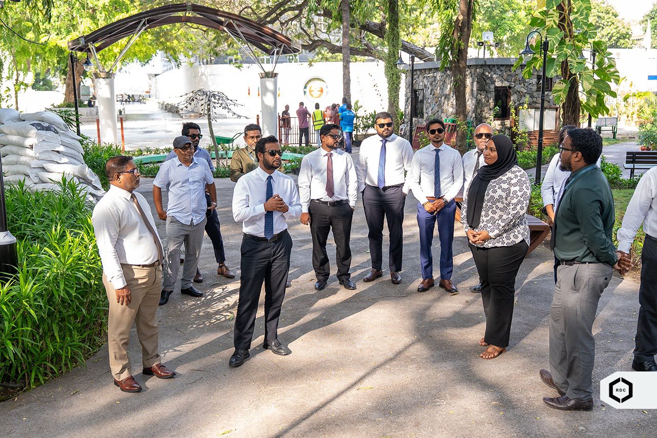 ސަލްޓަން ޕާކު ތަރައްގީކުރުމުގެ މަސައްކަތްތައް ވަޒީރު މުއްޠަލިބާއި އާރްޑީސީގެ އެމްޑީ ނަޒީމް ބައްލަވާލައްވައިފި