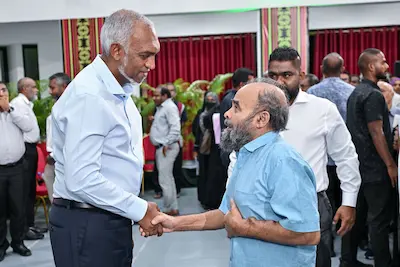 މުޅިން ތަފާތު، އޯގާތެރި ރައީސެއް، ރައްޔިތުންގެ އަޑު އެއްސެވުމުގަައި އެތައް ގަޑިއިރެއް، މެންދަމުން އަލިވެ 3 އެއް ޖެހިއިރުވެސް ރައްޔިތުންނާއެކު!