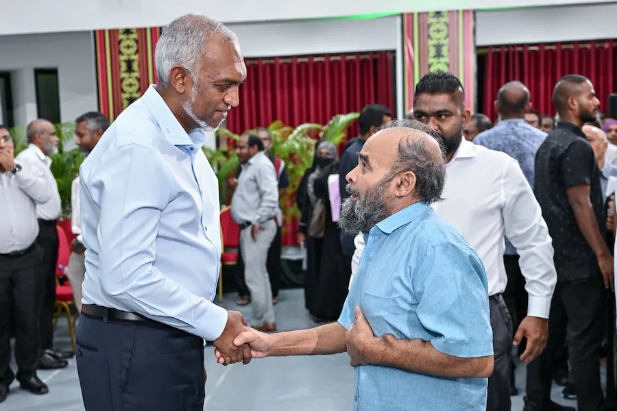 މުޅިން ތަފާތު، އޯގާތެރި ރައީސެއް، ރައްޔިތުންގެ އަޑު އެއްސެވުމުގަައި އެތައް ގަޑިއިރެއް، މެންދަމުން އަލިވެ 3 އެއް ޖެހިއިރުވެސް ރައްޔިތުންނާއެކު!