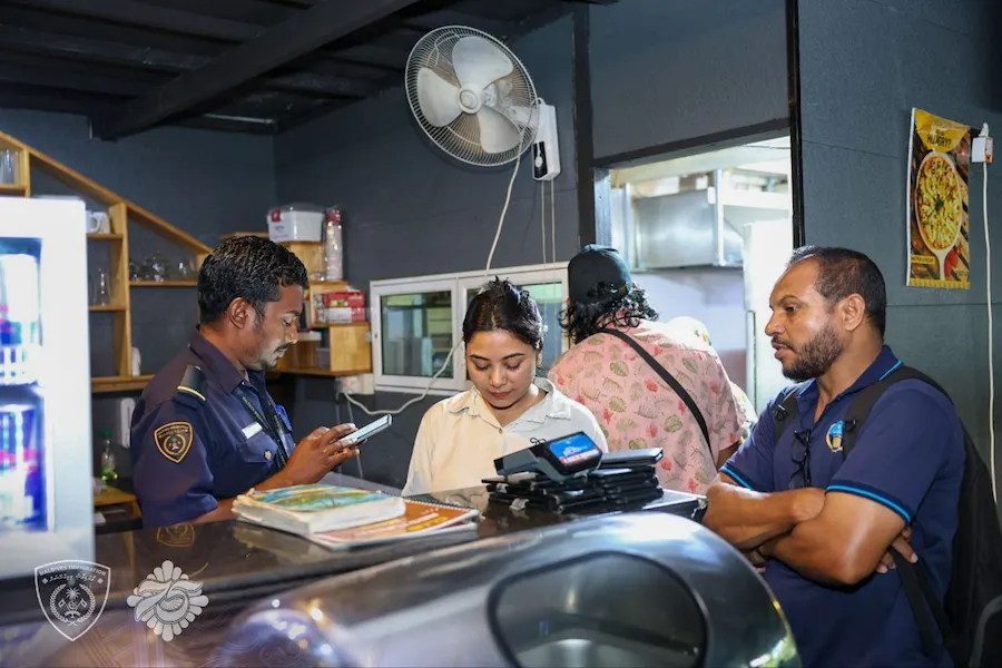 ޤަވާއިދާ ޚިލާފަށް ބިދޭސީން ހިންގަމުން ދިޔަ 37 ވިޔަފާރިއެއް ބަންދު ކޮށްފި