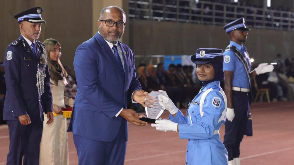 ފުލުހުންގެ އަސާސީ ތަމްރީނުން އެއްވަނަ ހޯދައިގެން, ގެމަނަފުށީ އިމްޝާ ތާރީޚުގެ ތެރެއަށް!