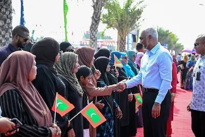 ދުވާފަރުން ރައީސްގެ ދެކަނބަލުންނަށް ފިސާރި ހޫނު އެހާމެ ފުރިހަމަ މަރުޙަބާ އެއް