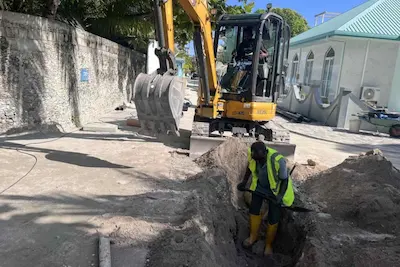 ކުޑަހުވަދޫ މަގުތައް ތަރައްޤީ ކުރުން: ދެ މަގެއްގެ ދެ މަސައްކަތް- ކާރބް ސްޓޯން ޖެހުމާއި، ޑީވޯޓަރ ހޮޅި އެޅުން ކުރިއަށް