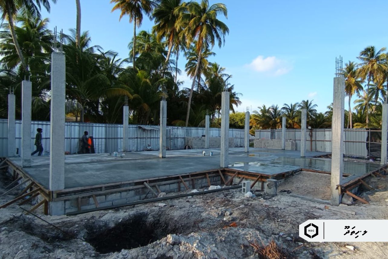 ލ ހިތަދޫ ޕޮލިސް ޕޯސްޓް މަސައްކަތުގެ އަދާހަމަ: ގްރައުންޑް ސްލެބް ކާސްޓިން ގެ މަސައްކަތް ނިމުމަކަށް