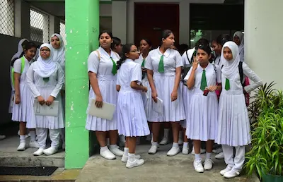 ޔުނީފޯމަށް އައި ބަދަލު; ގުރޭޑު 4 އިން މަތީގެ އަންހެން ދަރިވަރުން ސްކާޓާއެކު ހަރުވާޅު ލާން ޖެހޭ