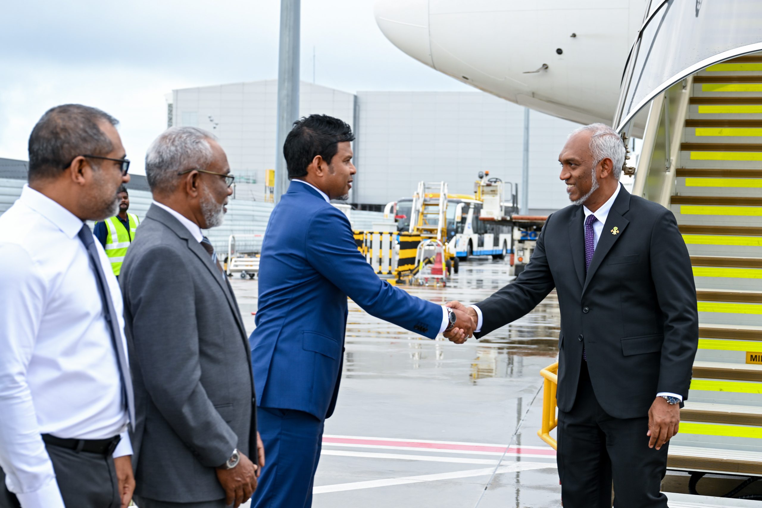 ރައީސް، އިނގިރޭސިވިލާތަށް ކުރެއްވި ދަތުރުފުޅު ނިންމަވާލެއްވުމަށްފަހު މާލެ ވަޑައިގެންފި