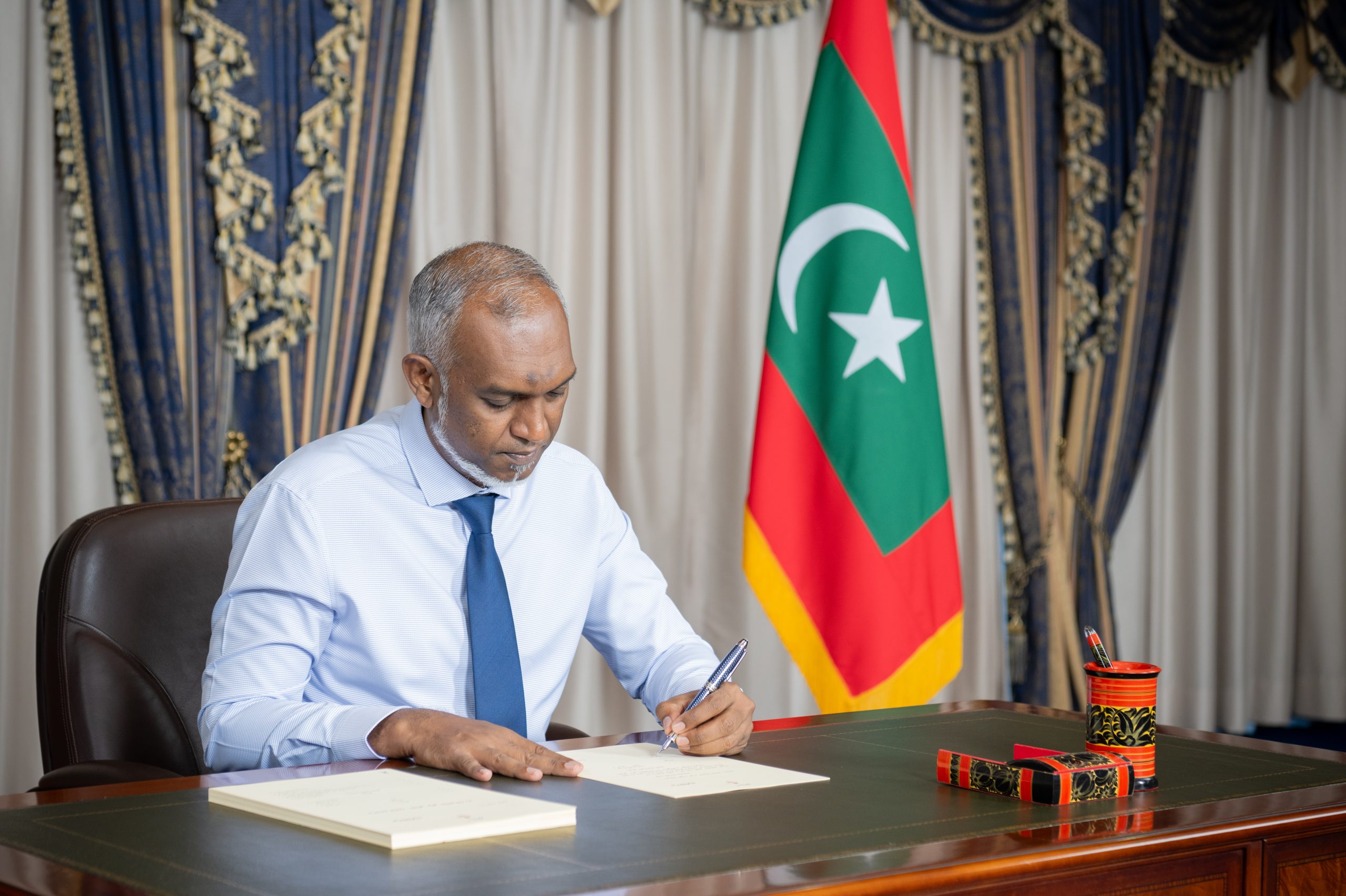 އަތޮޅު ކައުންސިލު އުވާލައި މެންބަރުންގެ އަދަދު މަދުކުރާ ބިލު ރައީސް ތަޞްދީޤު ކުރައްވައިފި