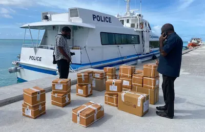 ދިރާސީ އަހަރުގެ ފޮތްތައް ރަށްރަށަށް ފޮނުވަން ފަށައިފި, އަމާޒަކީ ސުކޫލު ހުޅުވުމުގެ ކުރިން ހުރިހާ ދަރިވަރުންނަށް ފޮތްތައް ދޫކޮށް ނިންމުން