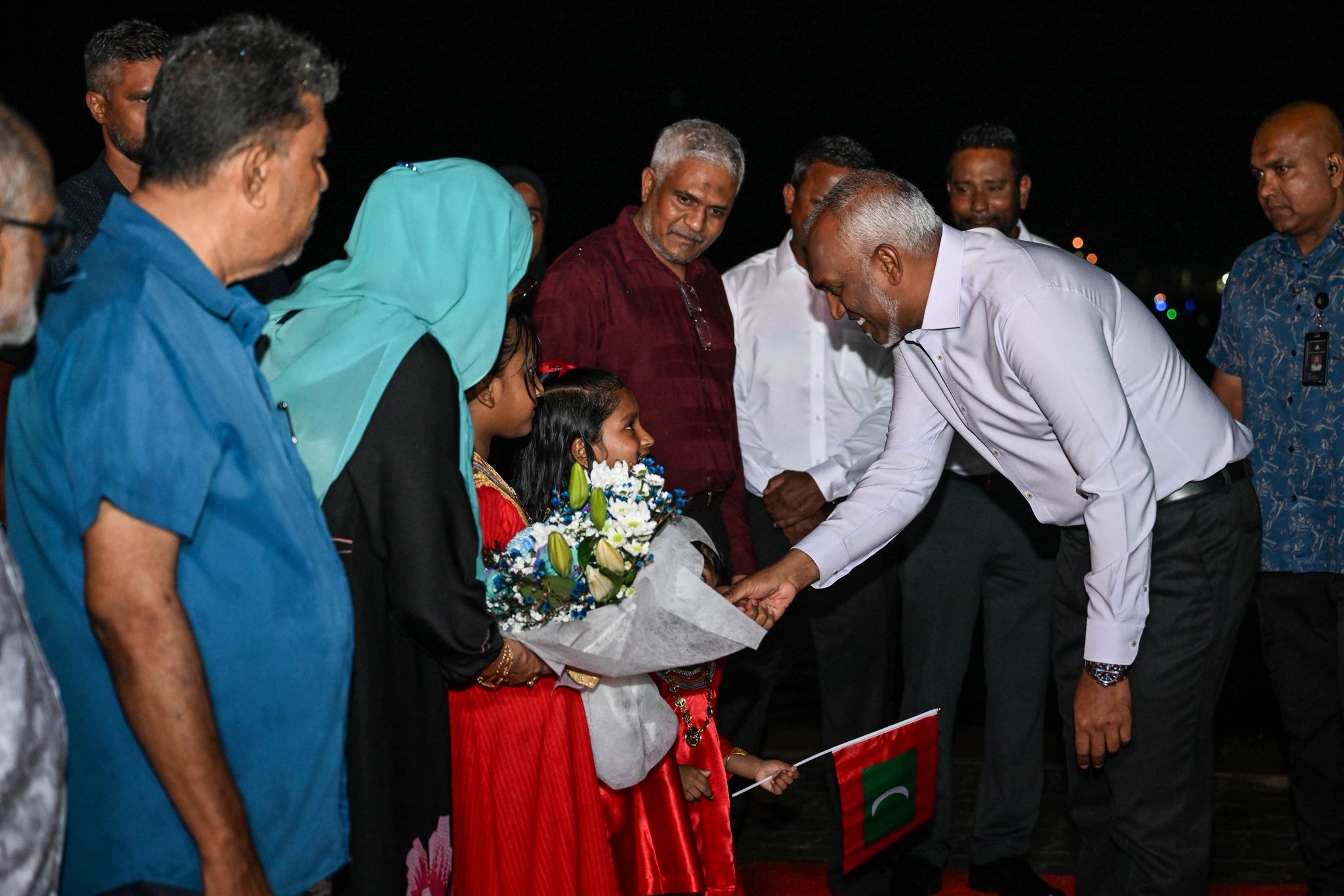 ރައީސް ޑރ މުޢިއްޒު ވިލިމާލެއަށް؛ ރައްޔިތުން ދެންނެވީ އުފަލާއެކު ހޫނު މަރުޙަބާއެއް