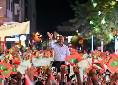 މިރޭގެ ބޮޑު ބައްދަލުވުމަށް ރައީސް ވަޑައިގެންނެވުން، އެތައް ސަތޭކަ ރައްޔިތުން އެއް އަޑަކުން މަރުޙަބާ