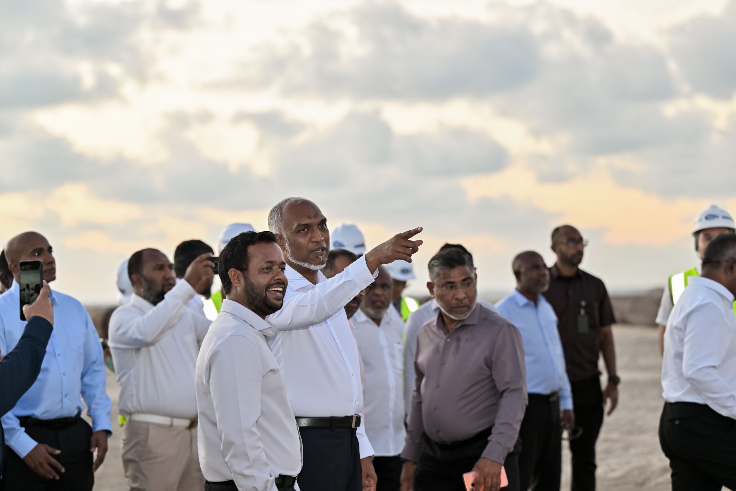 ރައީސް ރަސްމާލެ ހިއްކާ ސަރަޙައްދަށް ޒިޔާރަތް ކުރައްވައި މަޝްރޫޢު ކުރިއަށްދާ ގޮތް ބައްލަވާލައްވައިފި