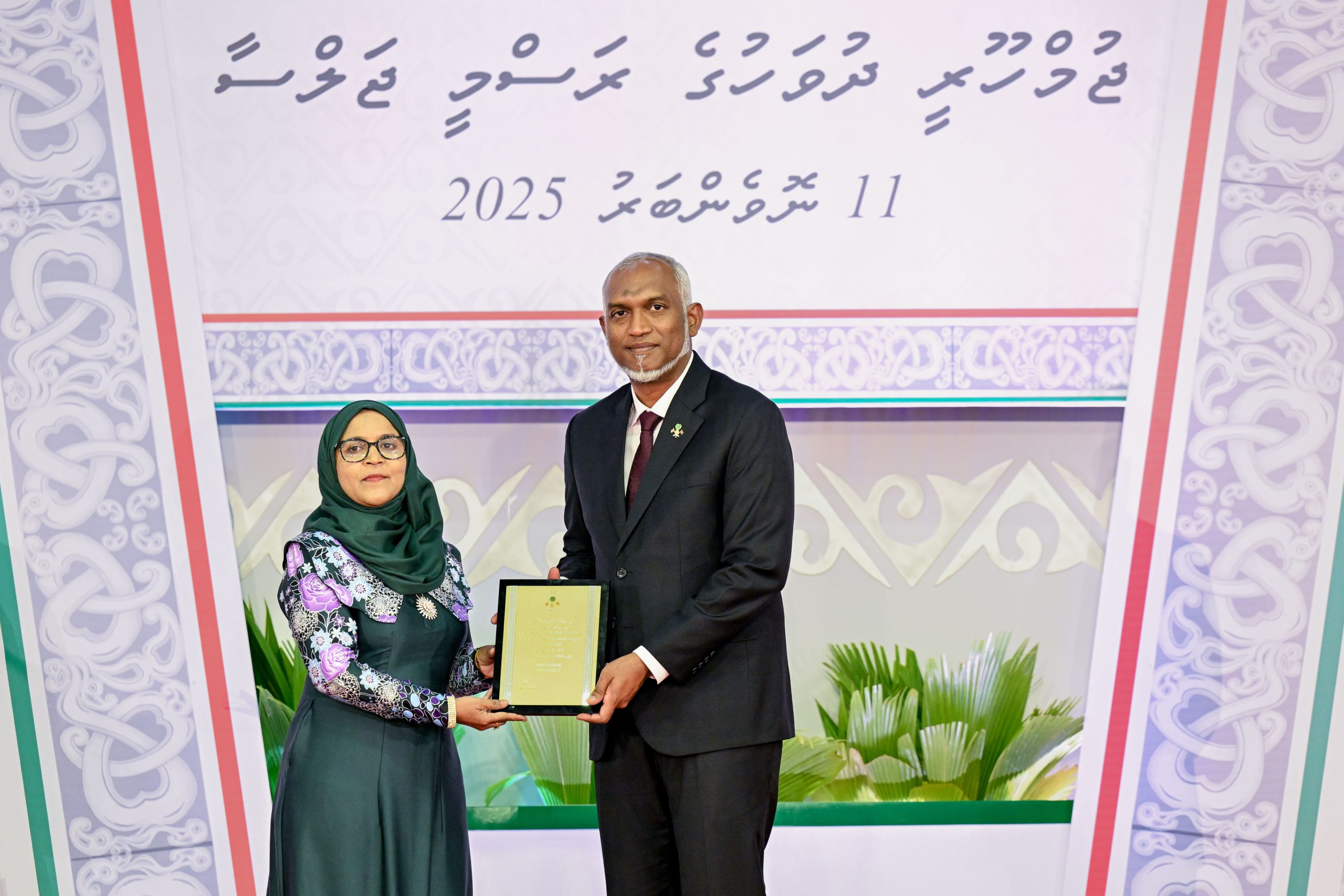 ދިވެހިބަހުން ފުރަތަމަ ޕީއެޗްޑީ ހާސިލުކުރެއްވި ޑރ އާމިނަތު ޒާހިރަށް ސަރުކާރުން ހަނދާނީ ފިލައެއް ދެއްވައިފި