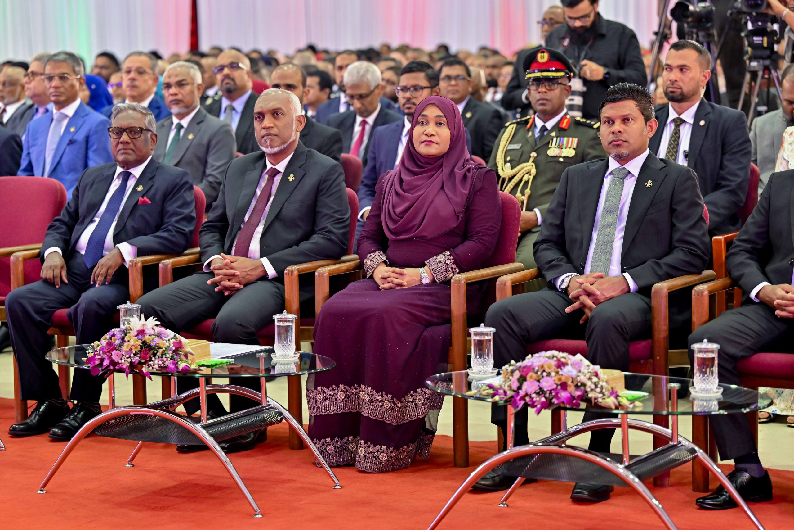 ރައީސްގެ ދެކަނބަލުން، ޖުމްހޫރީ ދުވަހުގެ ރަސްމީ ޖަލްސާގައި ބައިވެރިވެ ވަޑައިގަންނަވައިފި