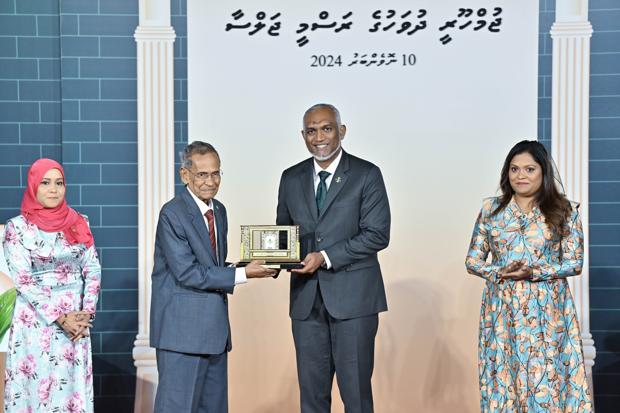 ޖުމްހޫރީ ދުވަހުގެ ޖަލްސާގައި ދައުލަތަށް ޚިދުމަތް ކުރުމުގެ އިނާމު 97 ބޭފުޅަކަށް, ޚާއްސަ އިނާމު 33 ބޭފުޅަކަށް