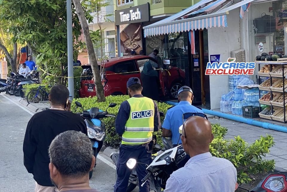 ހުޅުމާލޭގަައި ކާރެއް ކޮންޓްރޯލުން ނެއްޓި ފިހާރައެއްގެ ބިއްލޫރިގަނޑަށް އަރައިފި