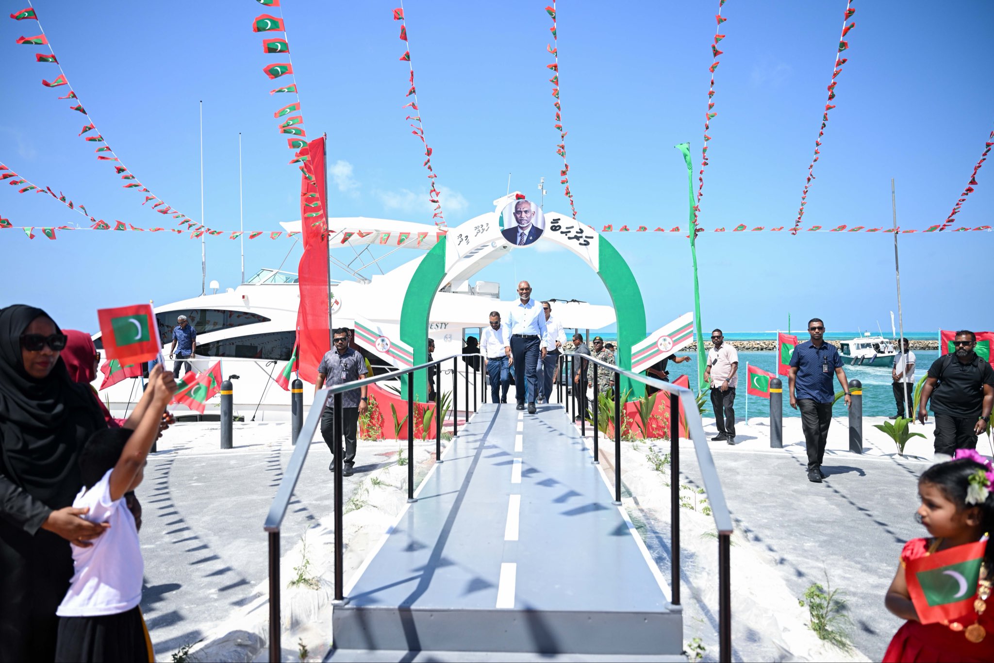 ހުޅުދޫ އަދި މީދޫ އިން ރައީސަށް ހޫނު މަރުޙަބާއެއް
