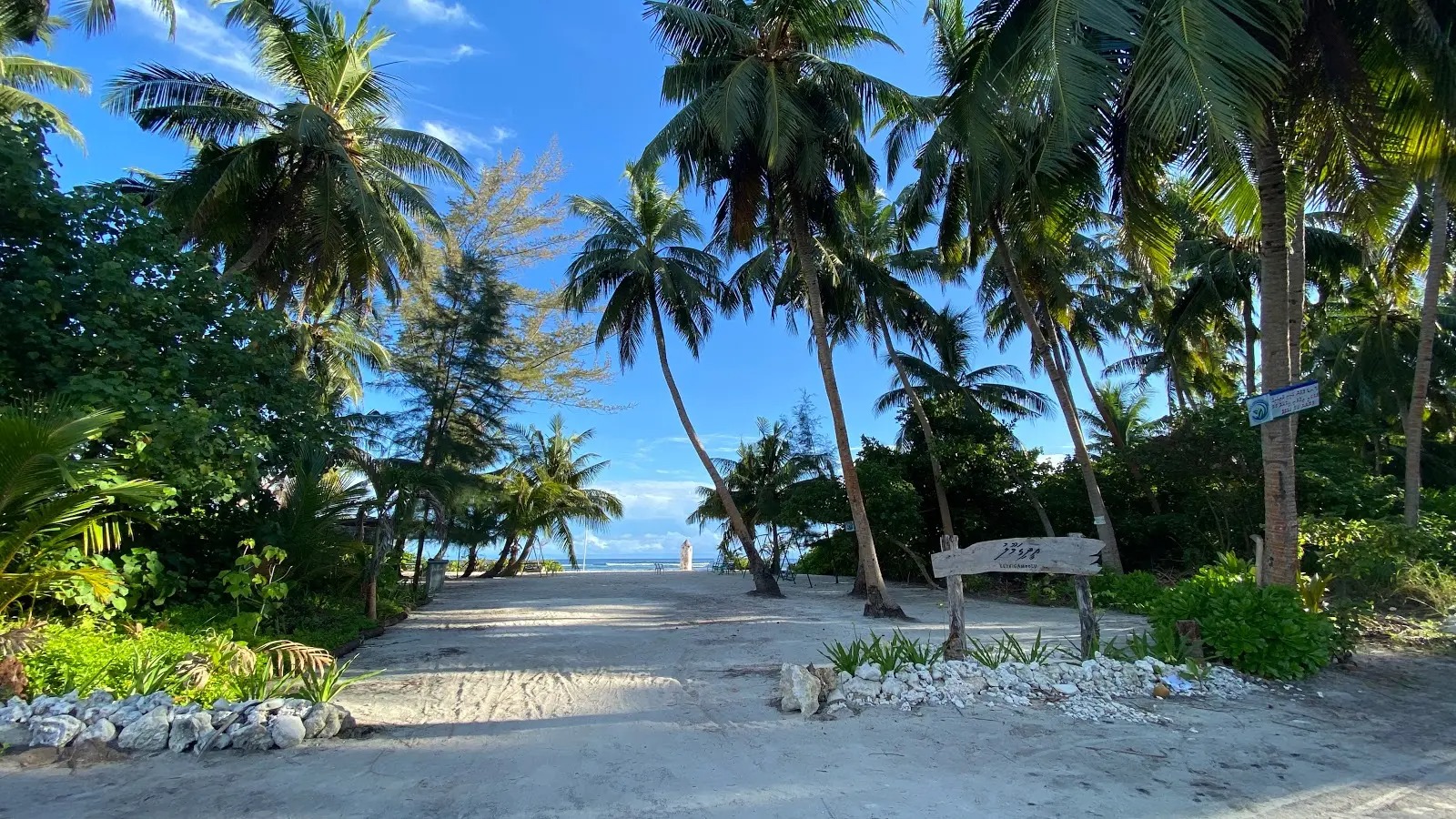 ހުޅުދޫ އާއި މީދޫ އަކީ މީހުން ދިރިއުޅޭ ވަކި ދެ ރަށުގެ ގޮތުގައި ކަނޑައަޅުއްވައިފި