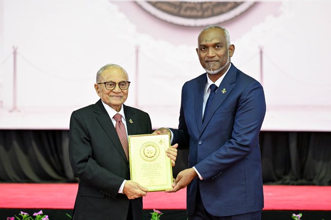 ނޮވެމްބަރު ތިނެއްގެ ޝަރަފުގެ އައްޑަނައިގެ ހައްގުވެރި ވެރިންނަކީ ހިތްވަރުގަދަ ލޮބުވެތި ދިވެހި ރައްޔިތުން: މައުމޫނު