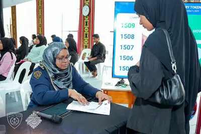 އިމިގްރޭޝަން އޮފިސަރު ޓްރެއިނީސް ހޯދަން ބޭއްވި ވޯކިން އިންޓަވިއުއަށް ބޮޑު ތަރުހީބެއް
