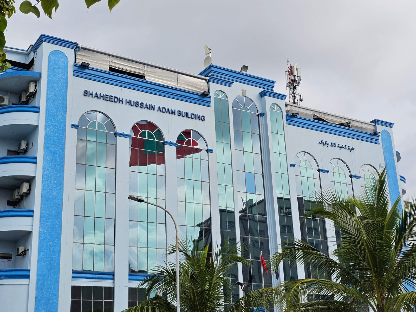 ދަރިވަރުންތަކަކަށް ބަރަހަނާ މަންޒަރު ދައްކައި ޖިންސީ ގޯނާ ކުރި ޓީޗަރަކު ހައްޔަރުކޮށް ބަންދަށް 30 ދުވަސް