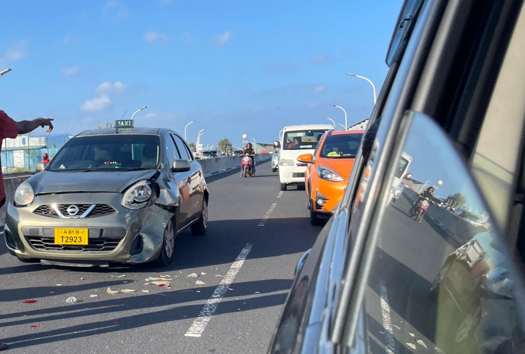 ބްރިޖު ހައިވޭގައި އޯވަރޓޭކް ކުރަންއުޅުމުގެ ތެރޭގައި 2 ކާރެއް ޖެހި އެކްސިޑެންޓެއް ހިނގައިފި