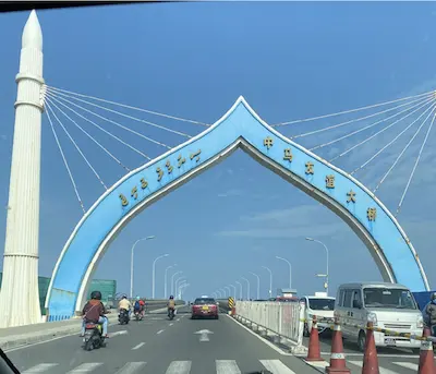 ހައިވޭ ލައިޓަށް މަޑުކޮށްފައި އޮތް ޕިކަޕެއްގައި ސައިކަލަކުން ޖެހި އެކްސިޑެންޓެއް، އަނިޔާވި މީހާއަށް ފަރުވާ ދެނީ