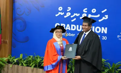 ދިވެހިބަހުން ޕީއެޗްޑީ ޙާޞިލު ކުރެއްވި ބޭފުޅަކަށް ޑރ. އާމިނަތު ޒާހިރާ، ފަޚުރުވެރި ޝަރަފުވެރި ކާމިޔާބީ އެއް!
