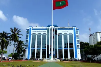 ކޮއްތު ފައިސާއަށް ޚިޔާނާތްތެރިވި ހަތަރު ފުލުހަކު ވަކިކުރަނީ