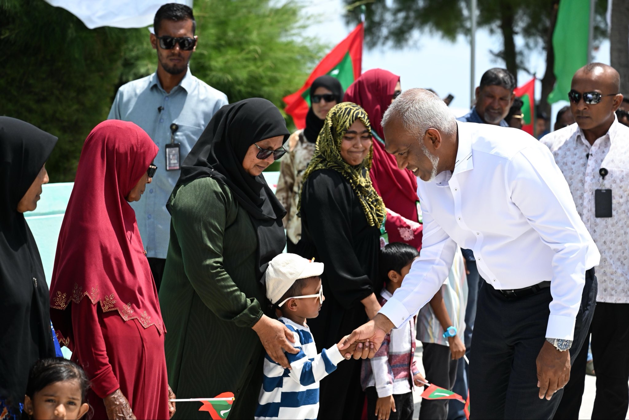 ރައީސް މާލެއަތޮޅަށް ކުރައްވާ ދަތުރުފުޅު: ދިއްފުށިން ހޫނު މަރުހަބާއެއް!