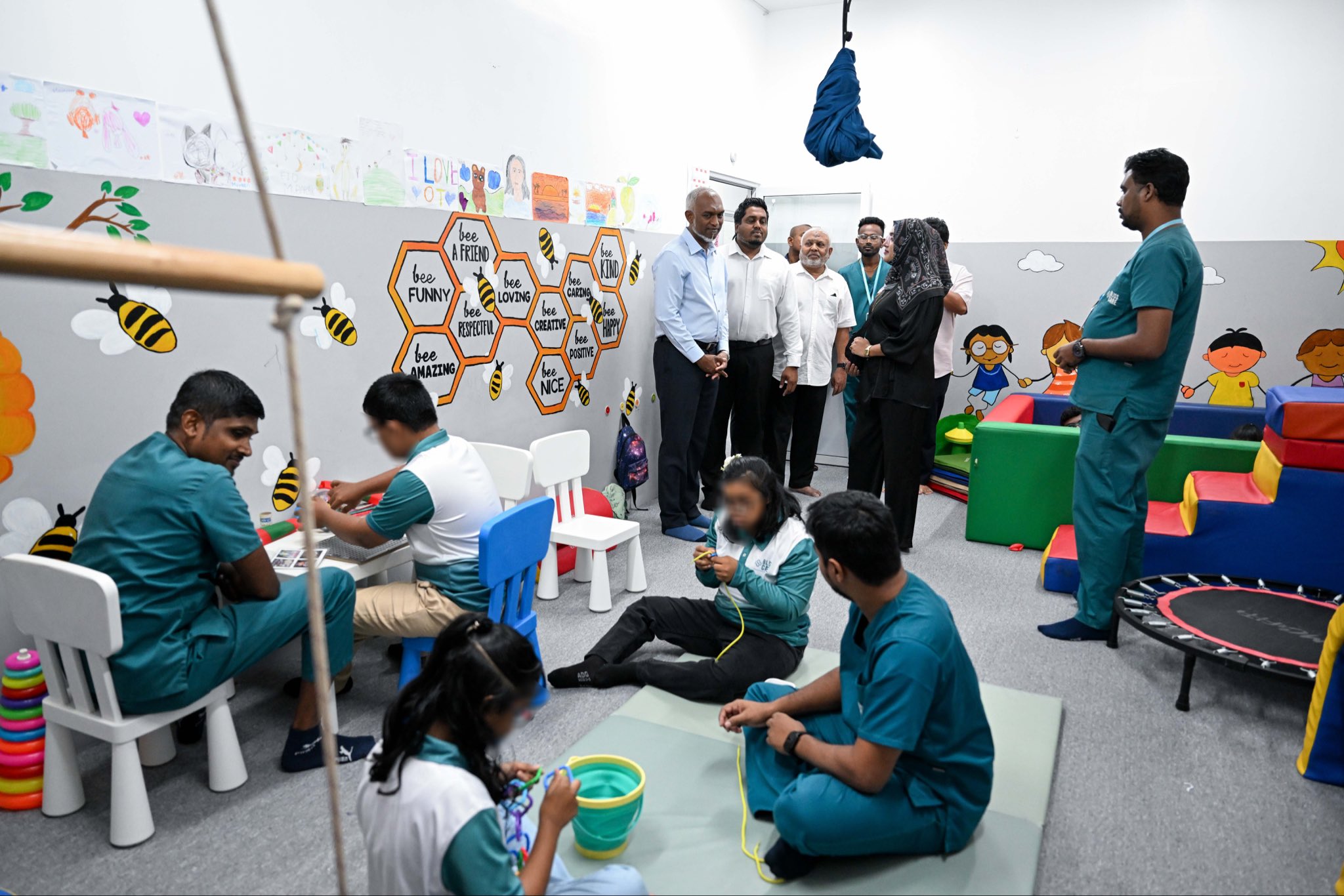 ނައިފަރުގައި ހުންނަ ތެރަޕީ ސެންޓަރަކަށް ޒިޔާރަތް ކުރައްވައި، އެތަނުގައި ތިބި ކުދިންނާއެކު ރައީސް ވަގުތުކޮޅެއް ހޭދަކުރައްވައިފި