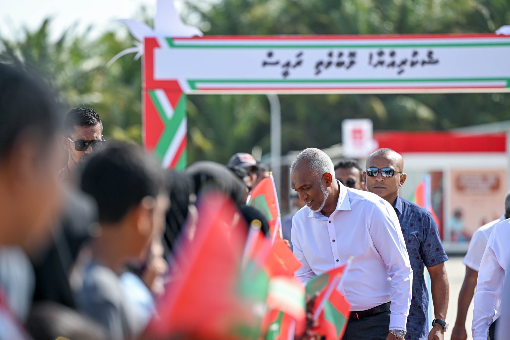 ރައީސް ޅ އަތޮޅަށް؛ ފުރަތަމަ މަންޒިލު, އޮޅުވެލިފުށިން ދެންނެވީ ހޫނު މަރުހަބާއެއް!