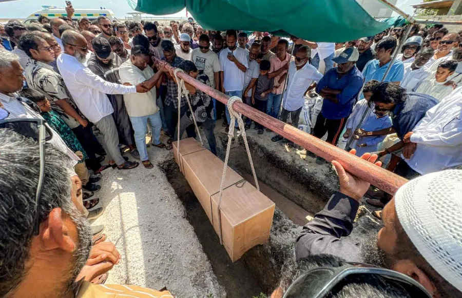 އައްޑޫގައި ނިޔާވި ދެމަފިރިންގެ ހަށިގަނޑު ވަޅުލައިފި