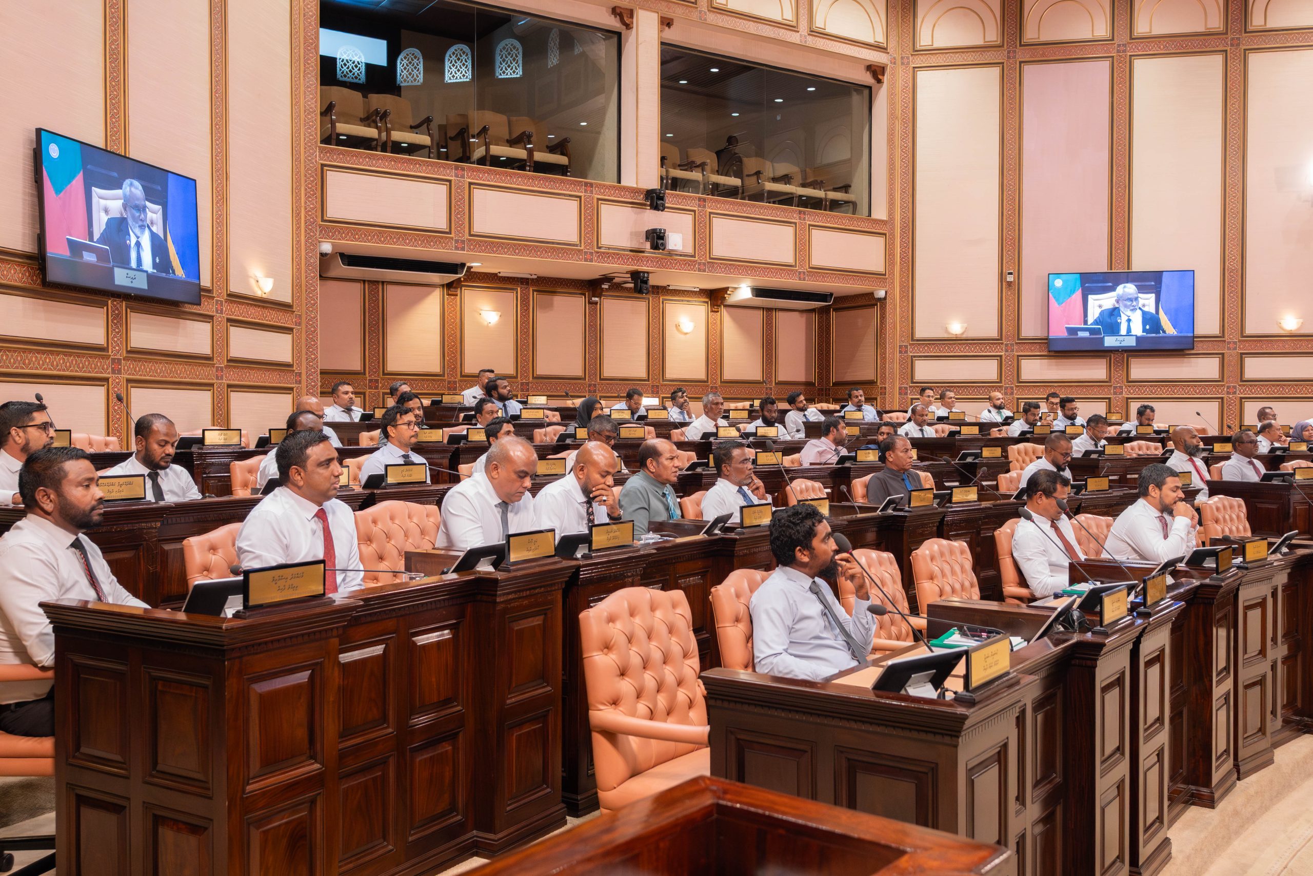 ދިވެހިންނާ އިނދެގެން އުޅޭ ބިދޭސީންނަށް އާސަންދަ ދިނުމާ ގުޅޭ ޤަރާރު މަޖިލިހުން ބަލައިގެންފި