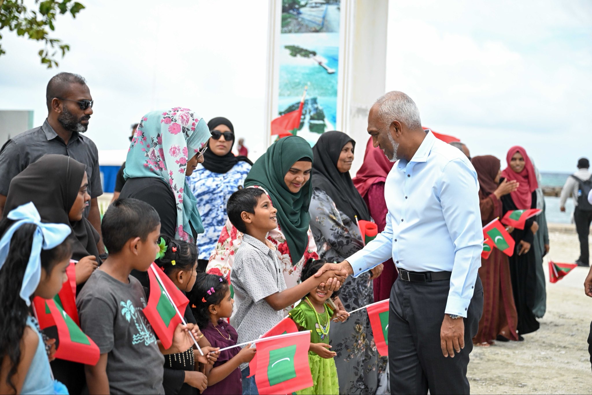 ރައީސްގެ ލ. އަތޮޅު ދަތުރުފުޅު: މުންޑޫއިން ހޫނު މަރުހަބާއެއް!