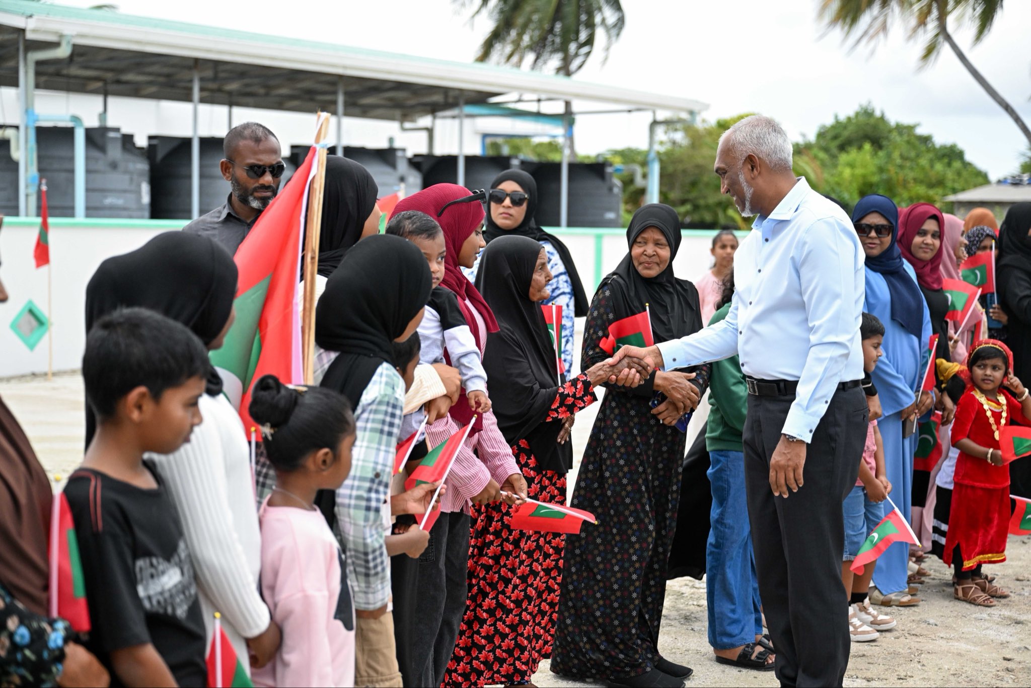 ލ. އަތޮޅަށް ކުރެއްވި ދަތުރުފުޅު ނިންމަވާލެއްވުމަށްފަހު ރައީސް މާލެ ވަޑައިގަންނަވައިފި
