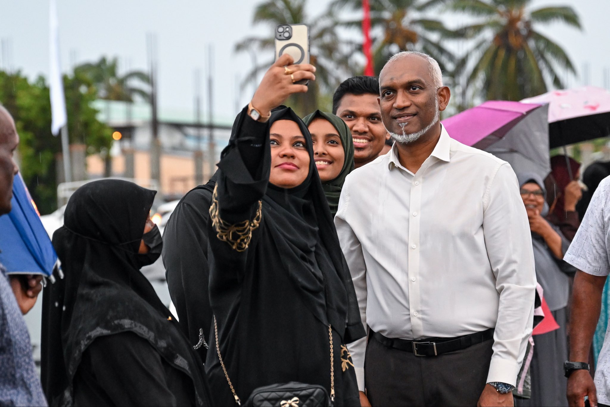 މޫސުން ގޯސް ވިޔަސް، ލ ފޮނަދޫ ރައްޔިތުން ރައީސަށް މަރުހަބާ ދެންނެވުމަށް ނުކުމެ ތިބީ އުފަލުން!