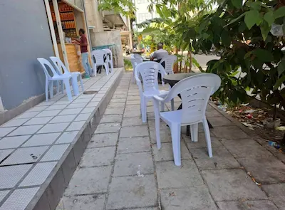 ހުޅުމާލޭ ދުވާރުމަތީ ބަހައްޓާފަހުރި ގޮނޑިއާ މޭޒުތައް ނަގަން އެޗްޑީސީން އަންގައިފި