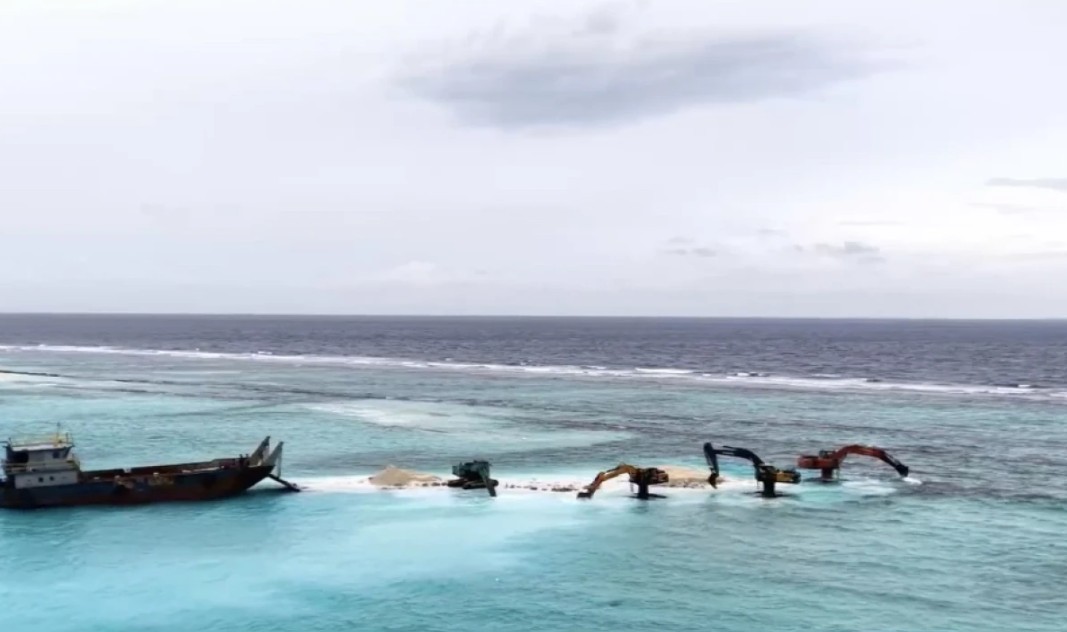 ކޮމަންޑޫ ބިން ހިއްކުމާއި އެއާޕޯޓު ތަރައްގީ ކުރުމަށް ހަވާލު ވުމާއެކު، އެމްއޭސީއެލް އިން އެއާޕޯޓުގެ އަމަލީ މަސައްކަތް ފަށައިފި