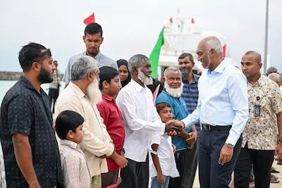 ރައީސް ށ ފޯކައިދޫއަށް؛ ރައްޔިތުން އުފަލުން ފޮޅިފައި، ދެންނެވީ ހޫނު މަރުހަބާއެއް!
