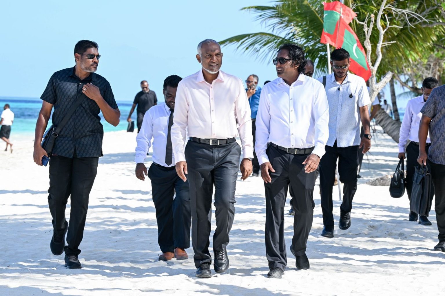 ދަނގެތި ދާއިރާއިން ރައީސް ޑރ. މުއިއްޒަށް ދެންނެވީ މިހާތަނަށް ރައީސަކަށް ނުދަންނަވާފަދަ ކުލުނުން ފުރިގެންވާ މަރުހަބާ އެއް: އަބުޅޯ