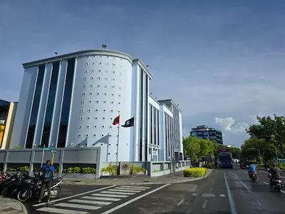 އޭޖީ އޮފީހުގެ ސީނިއާ ސްޓޭޓް ކައުންސެލްއެއްގެ އެޕާޓްމަންޓުން މަސްތުވާތަކެތި ފެނިގެން، 2 މީހަކު ހައްޔަރަށް!