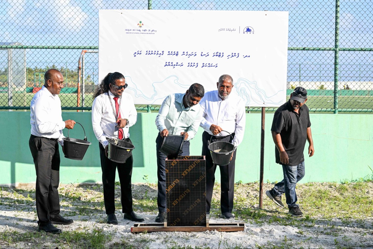 ފެންފުށީގައި ވޮލީ ކޯޓާއި ދުވާ ޓްރެކް އެޅުމުގެ މަސައްކަތް ފަށައިފި