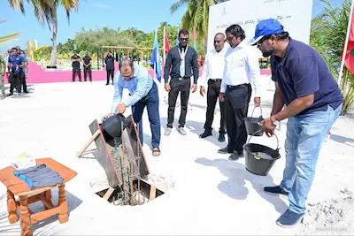 އދ ދިއްދޫ ޞިއްޙީ މަރުކަޒުގެ އައު އިމާރާތުގެ ބިންގާ އަޅައި، ފުޓްސަލް ދަނޑުގެ އަމަލީ މަސައްކަތް ފަށައިފި؛ ދެ މަސައްކަތްވެސް އެމްޓީސީސީ އަށް!