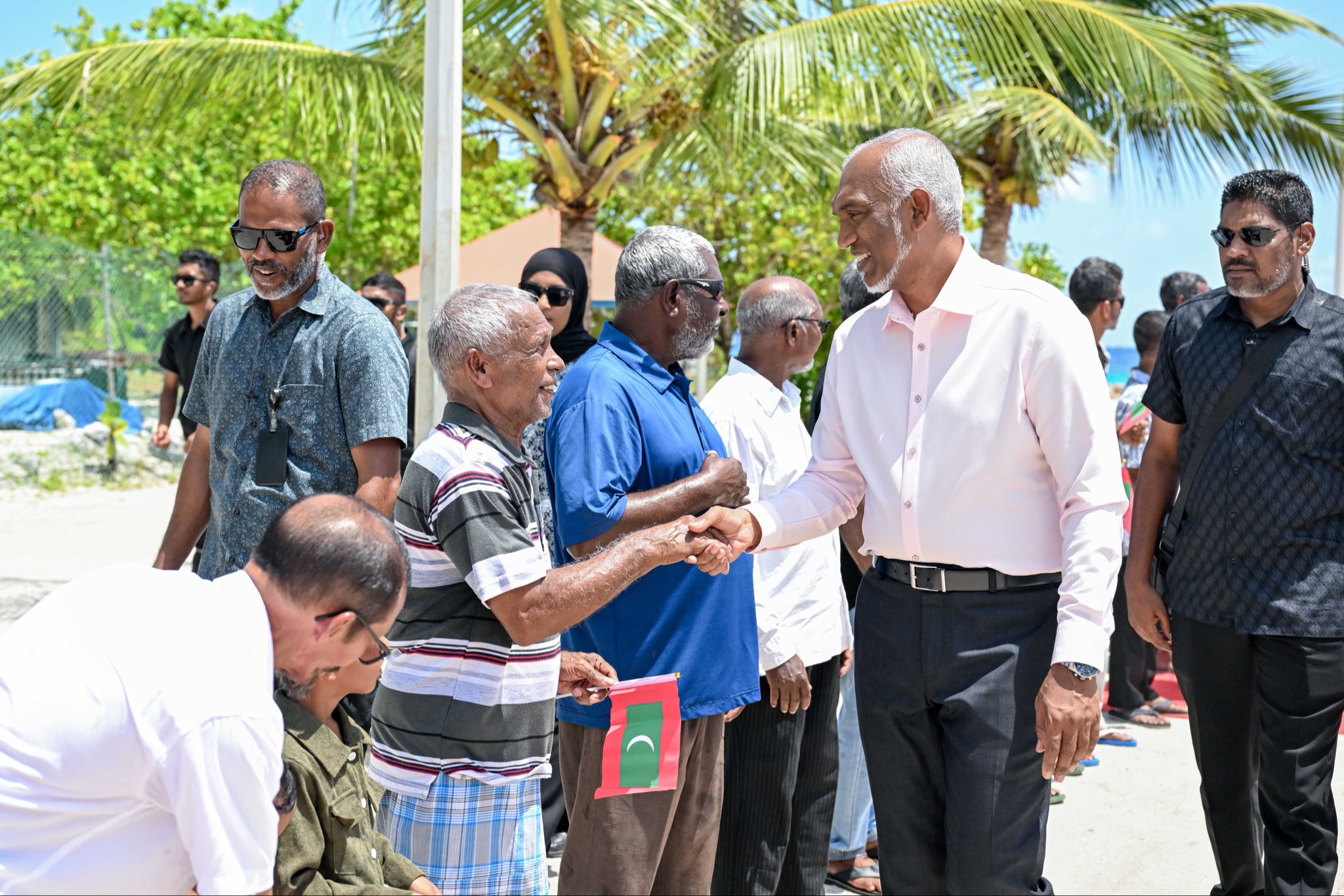 ރައީސްގެ އދ. އަތޮޅު ދަތުރުފުޅު: ދިގުރަށުން ހޫނު މަރުހަބާއެއް!