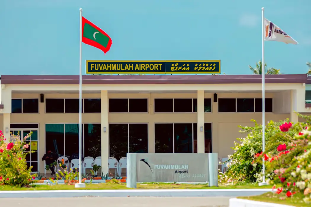 ފުވައްމުލައް އެއާޕޯޓު ފެންސް މަތިން އަރަން އުޅުނު ބަޔަކު ހުއްޓުވި، މުވައްޒަފަކަށް ހަމަލާދީފި