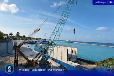 ވެލިދޫ ބަނދަރު އަޕްގްރޭޑް ކުރުން؛ ކުއޭ ވޯލް އެޅުމަށް ބޭނުންވާ ކޮންކްރީޓް ބްލޮކްތަކުގެ ދެވަނަ ޝިޕްމަންޓް ރަށަށް