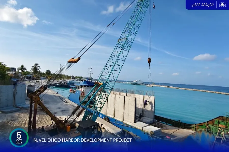 ވެލިދޫ ބަނދަރު އަޕްގްރޭޑް ކުރުން؛ ކުއޭ ވޯލް އެޅުމަށް ބޭނުންވާ ކޮންކްރީޓް ބްލޮކްތަކުގެ ދެވަނަ ޝިޕްމަންޓް ރަށަށް